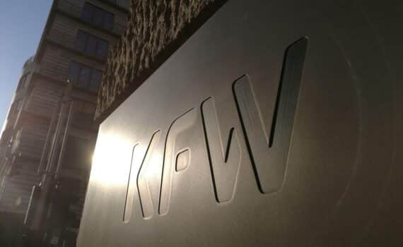 KfW-Studienkredit: Studierende zahlen 2017 bis 2026 deutlich höhere Zinsen bei vollgetilgten Darlehen.