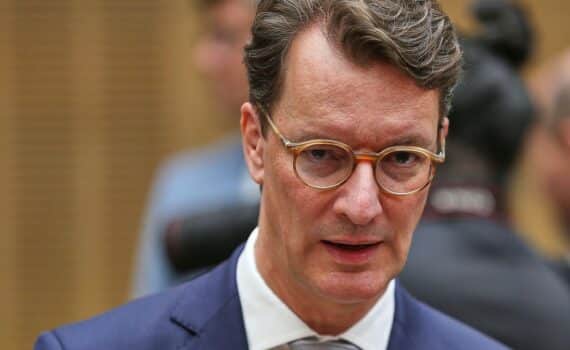 Ministerpräsident Hendrik Wüst kritisiert Tankrabatt-Konzerne; fordert, dass Entlastung 1:1 an Bürger weitergegeben wird.