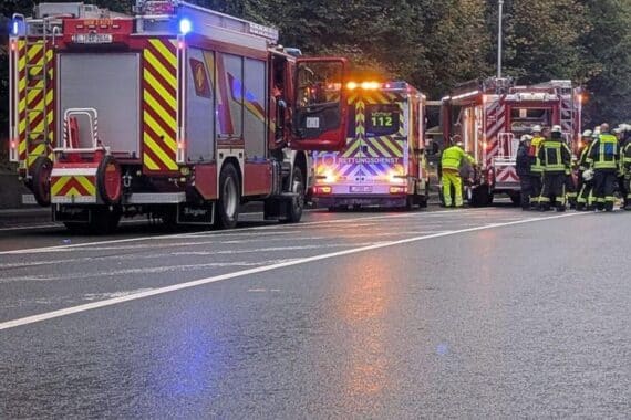 Feuerwehr-Einsatz nach tödlichem Unfall: zwei kollidierte Pkw auf der B1, eingeklemmte Person (Archivfoto).