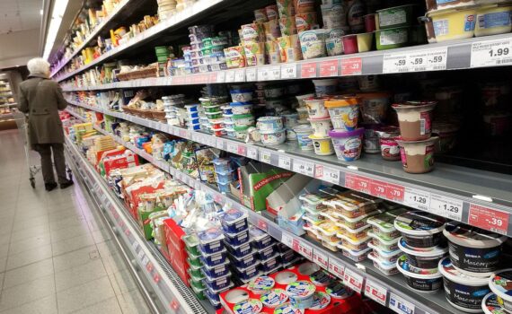 Supermarkt-Einkaufsregal mit Grundnahrungsmitteln – Isabella Webers Forderung nach stabilen Höchstpreisen.