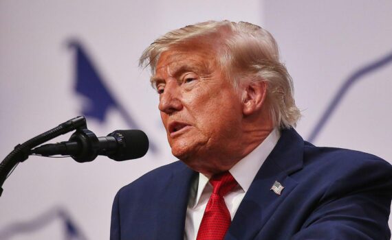 Donald Trump zeigt vereinbarte Diesel-Lieferungen an Russland; Blick auf Tanker/Öl-Transport, Russland-US-Energie.