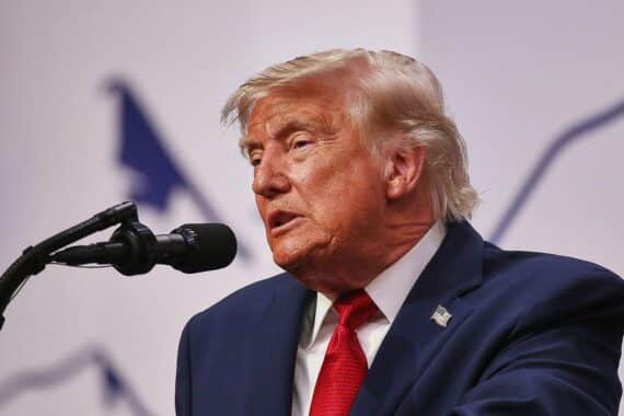 Donald Trump zeigt vereinbarte Diesel-Lieferungen an Russland; Blick auf Tanker/Öl-Transport, Russland-US-Energie.