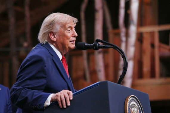 Donald Trump hält Anordnungsschrift zum ausgesetzten Sanktionen- und Zollpaket gegen Russland.