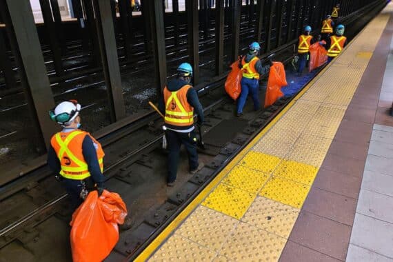 Reinigungskräfte in einer New Yorker U-Bahn-Station (Archiv), im Kontext der US-Arbeitsmarktdaten.