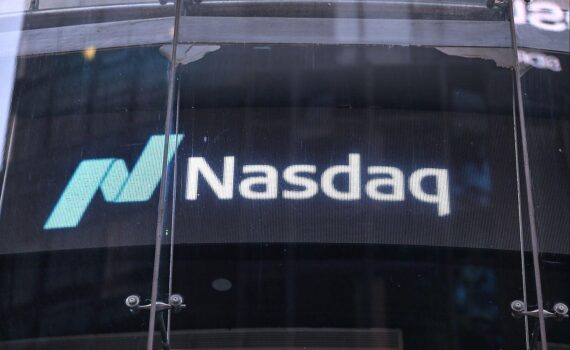 Nasdaq-Chart in New York: Tech-Aktien steigen, S&P 500 nahe Allzeithoch, Börsenticker im Bild.