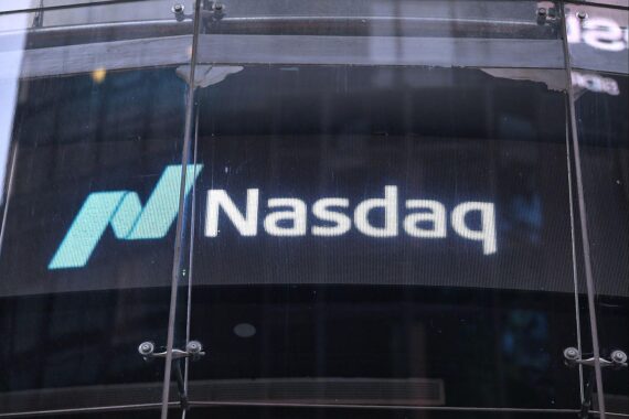 Nasdaq-Chart in New York: Tech-Aktien steigen, S&P 500 nahe Allzeithoch, Börsenticker im Bild.
