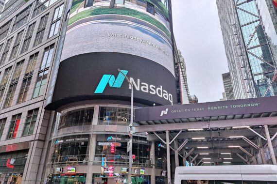 US-Börsen im Minus: Nasdaq-Logo, fallende Kurse, Euro-Dossier und Rohstoffpreise auf Finanzgrafik.