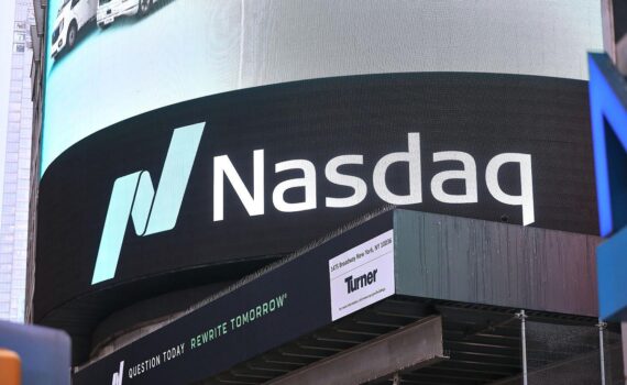 Auf dem Bild: New-Yorker Börsen-Fassade mit Nasdaq-Symbolen, steigende Kurslinie und KI-Chip-Elementen.