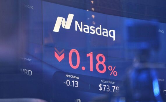 Finanzmärkte in New York: Nasdaq, Dow und S&P 500; dazu Eurokurs, Gold- und Ölpreis-Grafik/Anzeige.