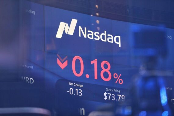 Finanzmärkte in New York: Nasdaq, Dow und S&P 500; dazu Eurokurs, Gold- und Ölpreis-Grafik/Anzeige.