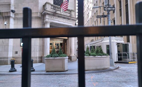 Die New York Stock Exchange mit US-Flaggen als Symbol für steigende Kurse an den US-Börsen.