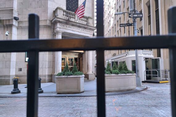 Die New York Stock Exchange mit US-Flaggen als Symbol für steigende Kurse an den US-Börsen.