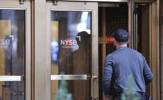 New York Stock Exchange; fallende Tech-Aktien wie Nvidia, Intel, Micron; stabile Euro- und steigende Ölpreise.