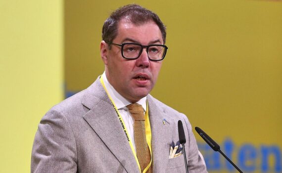 Ukrainischer Botschafter Oleksii Makeiev kritisiert Schröder wegen Besuch bei Putins Geburtstag.