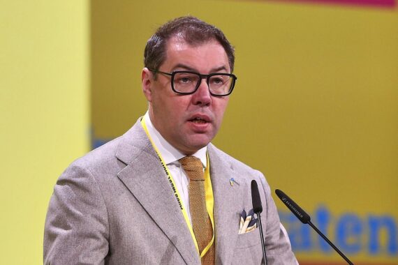 Ukrainischer Botschafter Oleksii Makeiev kritisiert Schröder wegen Besuch bei Putins Geburtstag.