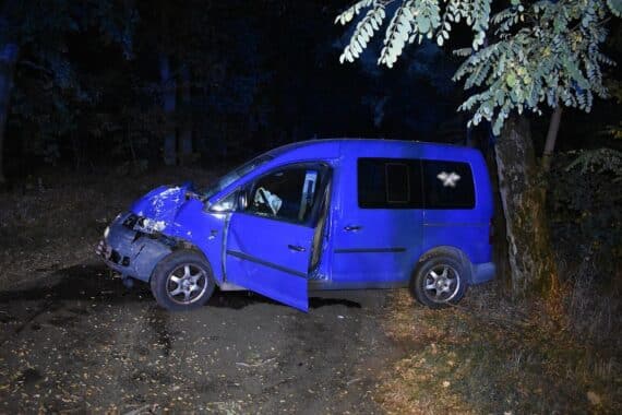 Verunfallter Pkw nach Frontalzusammenstoß im Straßengraben, Polizei und Feuerwehr im Einsatz (Archivfoto).