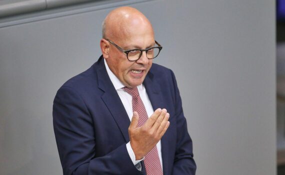Porträt von Alexander Throm, dem innenpolitischen Sprecher der Unionsfraktion.