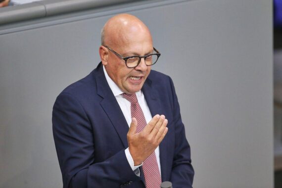 Porträt von Alexander Throm, dem innenpolitischen Sprecher der Unionsfraktion.