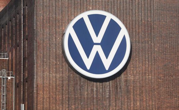 Ein Volkswagen-Werk mit gut sichtbarem VW-Logo und Produktionshallen als Symbol für die geplante US-Expansion.