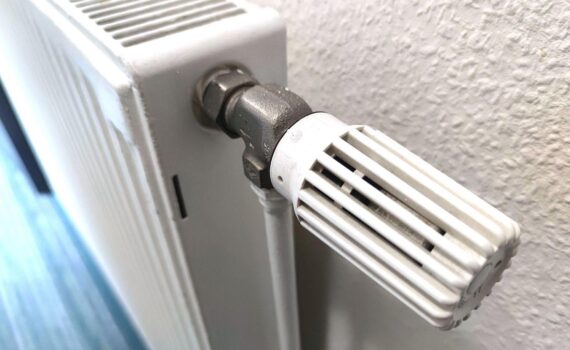 Ein Heizkörper mit Thermostat als Symbol für steigende Energiekosten und die Belastung privater Haushalte.