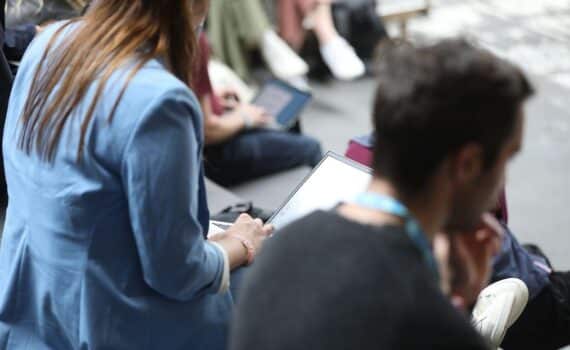 Jugendliche nutzen gemeinsam einen Laptop, symbolisch für sicheren Umgang mit digitalen Plattformen und sozialen Medien.