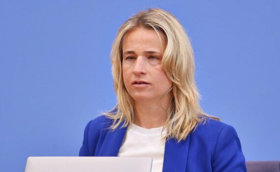 Verena Bentele kritisiert Pflegereform: Kürzungen für pflegende Angehörige, VdK fordert solidarische Pflegeversicherung.