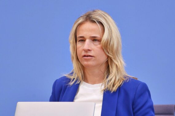 Verena Bentele kritisiert Pflegereform: Kürzungen für pflegende Angehörige, VdK fordert solidarische Pflegeversicherung.