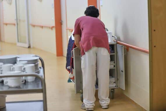 Pflegeheim (Archiv): Pflegepersonal und Bewohner in einem Altenheim, während Politik über Pflegekommission diskutiert.