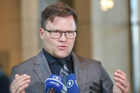 Carsten Schneider in Berlin; Aussage zu klimaschonendem Schienenbau und CO₂-reduziertem, recyceltem Stahl.