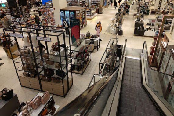 Außenansicht eines Galeria-Kaufhauses mit sichtbarem Firmenschriftzug in einer deutschen Innenstadt.