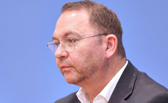 Verdi-Vorsitzender Frank Werneke als Porträtmotiv zur Debatte um die Rente nach 45 Beitragsjahren.