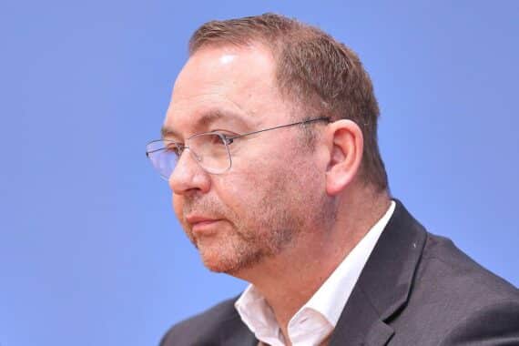 Verdi-Vorsitzender Frank Werneke als Porträtmotiv zur Debatte um die Rente nach 45 Beitragsjahren.