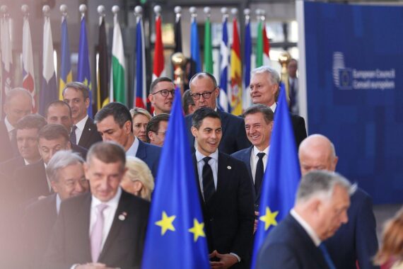 EU-Gipfel in Brüssel (Archiv): Regierungschefs vor EU-Gebäude; Debatte über EU-Haushalt und Eigenmittel.