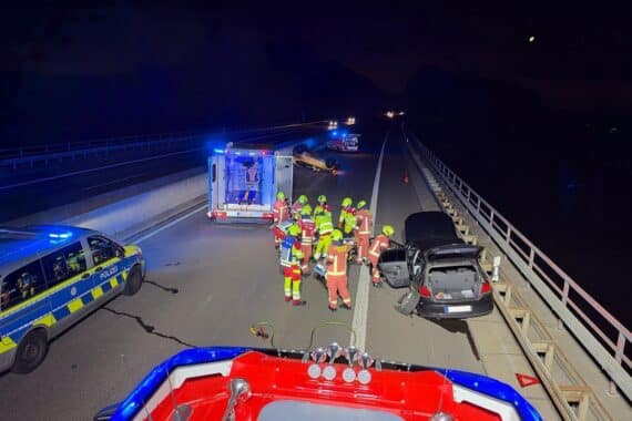 Feuerwehr sichert Verkehrsunfall auf der BAB 535: zwei Autos, Rettungskräfte, vier Verletzte.