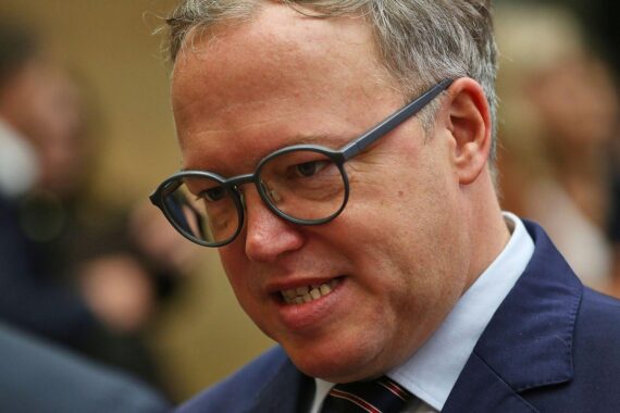 Mario Voigt (Archiv), Thüringens Ministerpräsident, bei Pressekonferenz; symbolisiert Doktortitel-Klage-Rückzug und Plagiatsstreit.