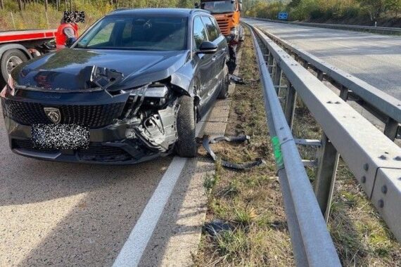 Zwei stark beschädigte Autos nach Auffahrunfall auf der A6, eines an der Mittelleitplanke, mit Polizeieinsatz.