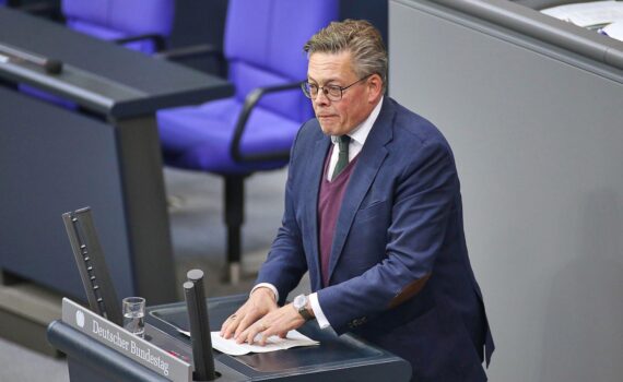 Konstantin von Notz, warnt vor gravierenden PHP-Sicherheitsrisiken und steigenden Cybergefahren durch KI.