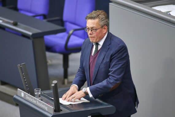 Konstantin von Notz, warnt vor gravierenden PHP-Sicherheitsrisiken und steigenden Cybergefahren durch KI.