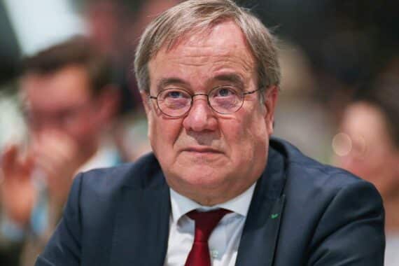 Armin Laschet im Porträt als Symbol seiner Forderung nach einer israelischen Regierung ohne rechtsextreme Minister.