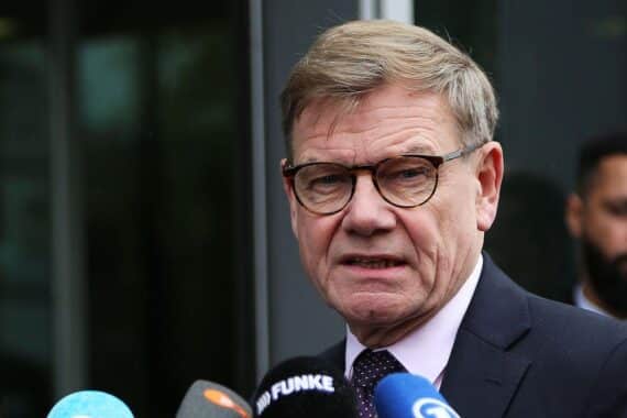 Johann Wadephul am 11.10.2026 vor Sicherheitskonferenz, fordert mehr Druck auf Russland.