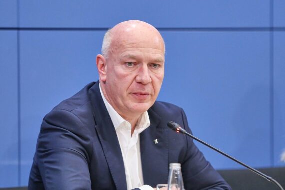 Kai Wegner bei einer Pressekonferenz, im Hintergrund das Berliner Rathaus.