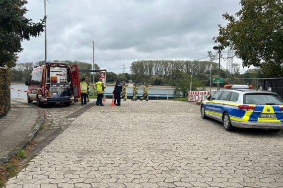 Weltkriegsbombe am Rhein in Bornheim-Widdig: Feuerwehr, Evakuierung von Anwohnern und Absperrungen.