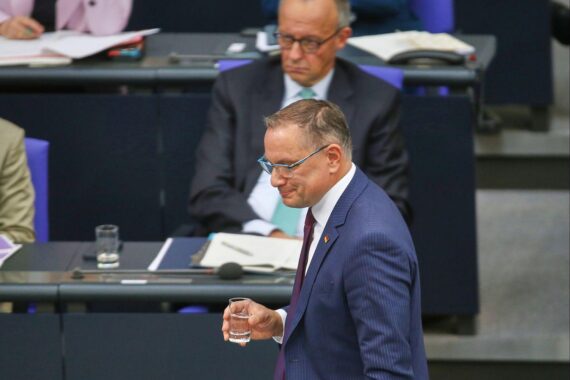 Friedrich Merz und Tino Chrupalla im Archivfoto, Thema: Yougov-Umfrage zur Bundestagswahl.