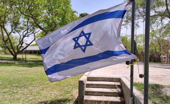 Israelische Fahne im Kibbuz (Archiv), im Hintergrund Westjordanland: Angriff auf Delegation nach Olivenernte.