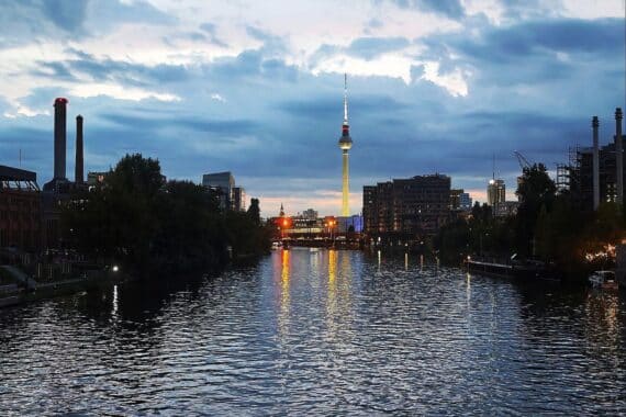 Berliner Stadtansicht unter dichter Wolkendecke, mit vereinzelten Auflockerungen und herbstlich-trüber Atmosphäre.