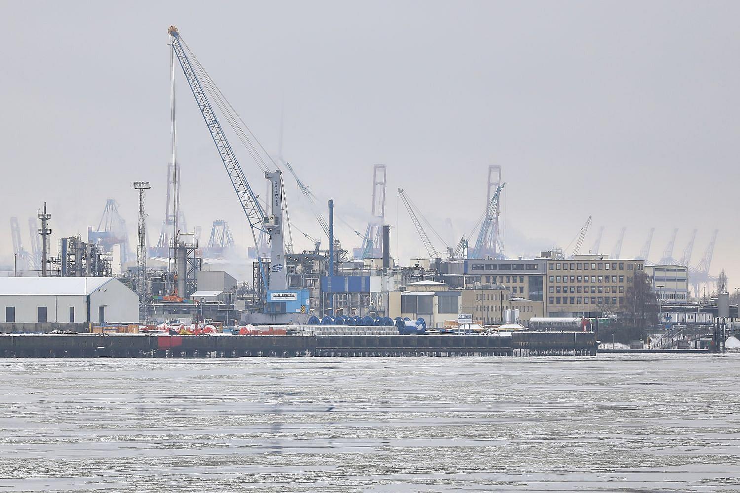 Hamburger Hafen im Regenwetter, stark bewölkt, stürmischer Wind an der Nordsee-Küste (Archivfoto).