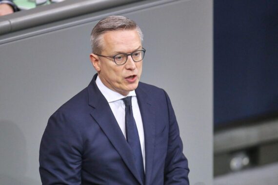 Karsten Wildberger hält in Berlin eine Rede, diskutiert Grundeinkommen als Antwort auf KI-Umbrüche.