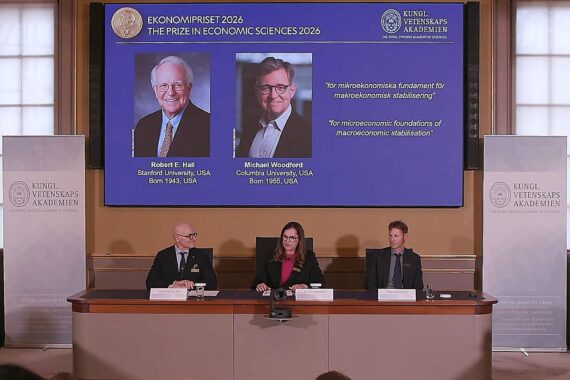 Stockholmer Nobelpreis-Presseankündigung: Schwedische Akademie verkündet Wirtschaftsnobelpreis an Robert E. Hall und Michael Woodford.