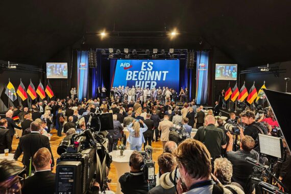 Wolf Biermann zeigt sich bedrückt: AfD-Sieg in Ostdeutschland, düstere politische Stimmung (Foto: AfD-Wahlparty Archiv).