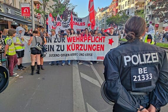 Protest gegen Wehrpflicht: Demonstranten mit Plakaten, Symbolfoto zu Kriegsdienstverweigerung.